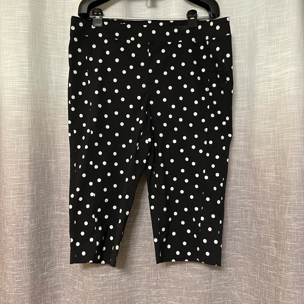 Polka dot pull on capris